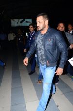 Salman Khan snapped at airport  on 29th Jan 2016 (20)_56acb0a72f6dd.JPG