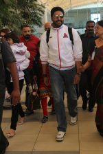 Abhishek Bachchan snapped at Airport on 6th Feb 2016 (17)_56b7350a6c889.JPG