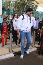 Abhishek Bachchan snapped at Airport on 6th Feb 2016 (23)_56b7347280b19.JPG