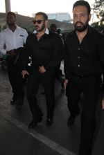 Salman Khan snapped at airport on 5th Feb 2016 (60)_56b718080b70d.JPG