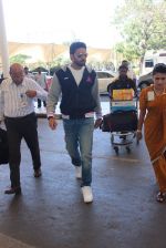 Abhishek Bachchan snapped at airport on 7th Feb 2016 (13)_56b8477b23845.JPG