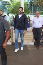Abhishek Bachchan snapped at airport on 8th Feb 2016 (31)_56b993d952c41.JPG