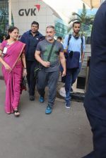 Aamir Khan snapped at airport on 9th Feb 2016 (6)_56bafae48b41f.JPG