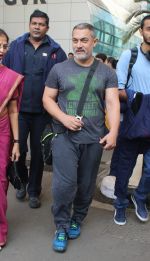 Aamir Khan snapped at airport on 9th Feb 2016 (7)_56bafae5e7a8c.JPG
