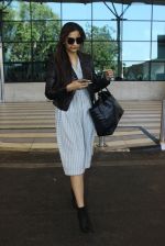 Sonam Kapoor snapped at Airport on 11th Feb 2016 (20)_56bdc4402408d.JPG