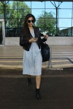 Sonam Kapoor snapped at Airport on 11th Feb 2016 (34)_56bdc44c1dbfd.JPG