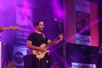 Vir Das performs for Pepe Jeans music festin Kalaghoda on 13th Feb 2016 (11)_56c060100e05f.jpg
