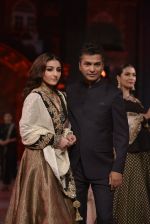 Soha Ali Khan walk the ramp for Vikram Phadnis Show at Make in India show at Prince of Wales Musuem with latest Bridal Couture in Mumbai on 17th Feb 2016 (15)_56c57a51d3644.JPG