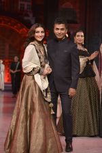 Soha Ali Khan walk the ramp for Vikram Phadnis Show at Make in India show at Prince of Wales Musuem with latest Bridal Couture in Mumbai on 17th Feb 2016 (17)_56c57a541be01.JPG