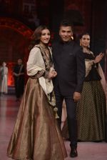 Soha Ali Khan walk the ramp for Vikram Phadnis Show at Make in India show at Prince of Wales Musuem with latest Bridal Couture in Mumbai on 17th Feb 2016 (19)_56c57a55d3689.JPG
