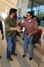 Sunil Shetty, Gulshan Grover snapped at Airport on 20th Feb 2016 (88)_56c9662384cf7.JPG