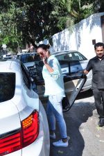 Sonakshi Sinha snapped as she came for lunch in Bandra on 21st feb 2016 (19)_56cab0f2bb20f.JPG