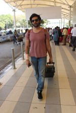 Karthik Arya snapped at the airport in Mumbai on 26th Feb 2016 (19)_56d18a48732e9.JPG