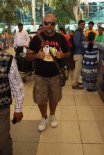 Vishal Dadlani snapped at the airport in Mumbai on 26th Feb 2016 (29)_56d18a84af101.JPG
