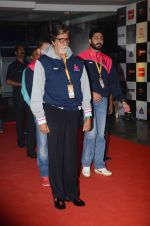 Abhishek Bachchan and Amitabh Bachchan at prokabaddi match on 28th Feb 2016 (25)_56d53c0ba637f.JPG