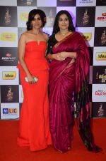 Sonali Kulkarni, Vidya Balan at radio mirchi awards red carpet in Mumbai on 29th Feb 2016 (281)_56d5a0472e7a1.JPG