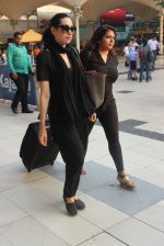 Karisma Kapoor snapped at airport on 1st March 2016 (46)_56d6950d8f875.JPG