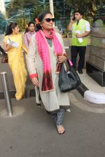 Shabana Azmi snapped at airport on 3rd MArch 2016 (2)_56d9a804722bd.JPG