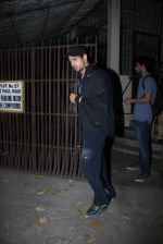 Sidharth Malhotra snapped in Bandra on 3rd March 2016 (2)_56d9a820465c7.JPG