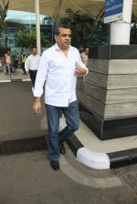 Paresh Rawal snapped at airport on 4th March 2016 (16)_56da44f6a2158.JPG
