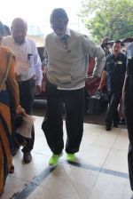 Amitabh Bachchan snapped at airport on 6th March 2016 (8)_56dd2b47f1f18.JPG