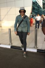 Farhan Akhtar snapped at airport on 7th March 2016 (28)_56deb0e4a9f14.JPG