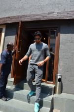 Sidharth Malhotra snapped post lunch in Mumbai on 9th March 2016 (11)_56e1615bb7c7a.JPG