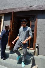 Sidharth Malhotra snapped post lunch in Mumbai on 9th March 2016 (12)_56e1615c62188.JPG