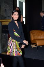 Sonam Kapoor At The Launch Of Ultra Luxe Abil Mansions on 9th March 2016 (11)_56e1660acad2a.JPG