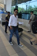 Manoj Bajpai snapped at airport on 10th March 2016 (38)_56e26c5bdade9.JPG