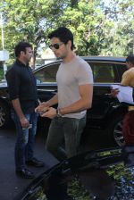 Sidharth Malhotra snapped at airport on 10th March 2016 (25)_56e26c0128848.JPG