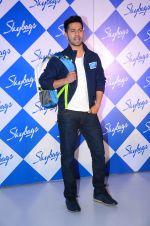 Varun Dhawan at skybags launch on 11th March 2016 (34)_56e2ae30a5648.JPG