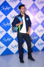 Varun Dhawan at skybags launch on 11th March 2016 (37)_56e2ae33560a2.JPG