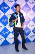 Varun Dhawan at skybags launch on 11th March 2016 (38)_56e2ae340793d.JPG