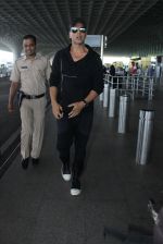 Akshay Kumar leave for Dubai with Emirates on 12th March 2016 (14)_56e5503832cb8.JPG