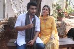 Kareena Kapoor and Arjun Kapoor on the sets of Thapki on 13th March 2016 (1)_56e576d867f2d.JPG