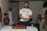 Aamir Khan celebrated his birthday with media on 14th March 2016 (23)_56e7e928bbcc9.JPG