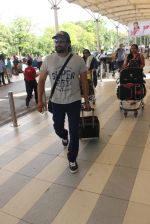 Madhavan snapped at airport on 14th March 2016 (37)_56e7e97f864ce.JPG