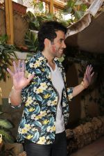 Tusshar Kapoor celebrates holi for tv channels on 15th March 2016 (28)_56ea4840d6a6b.JPG