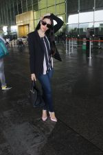 Karisma Kapoor snapped at airport on 17th March 2016 (39)_56ebe9fc6f7e5.JPG