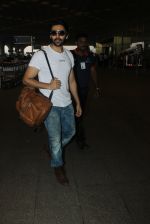 Kartik Aaryan snapped at airport on 17th March 2016 (10)_56ebea0f61ce0.JPG