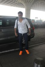Manish Paul snapped at airport on 17th March 2016 (25)_56ebeaabf000f.JPG
