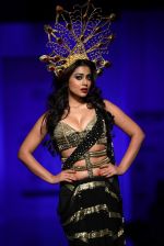 Shriya Saran walk the ramp for Annaika Show at AIFW Day 2 on 17th March 2016 (11)_56eb990d2aef0.jpg