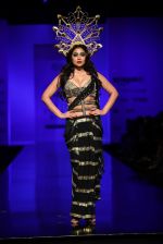 Shriya Saran walk the ramp for Annaika Show at AIFW Day 2 on 17th March 2016 (6)_56eb9903ba114.jpg