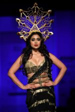 Shriya Saran walk the ramp for Annaika Show at AIFW Day 2 on 17th March 2016 (9)_56eb9907de0b5.jpg