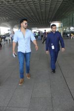 Varun Dhawan snapped at airport on 17th March 2016 (72)_56ebeb281c15f.JPG
