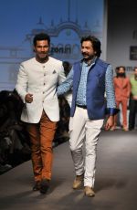 Randeep Hooda in Rohit Karma Show on day 3 of Amazon India fashion week on 18th March 2016 (13)_56ed41398210f.jpg