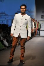 Randeep Hooda in Rohit Karma Show on day 3 of Amazon India fashion week on 18th March 2016 (7)_56ed4116eb8bb.jpg