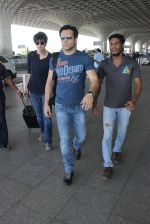 Emraan Hashmi snapped at airport on 20th March 2016 (35)_56efbfca8d3d8.JPG
