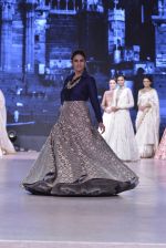 Huma Qureshi walk the ramp for Manish Malhotra_s show at CPAA Fevicol SHOW on 20th March 2016 (224)_56f003bc278c6.JPG
